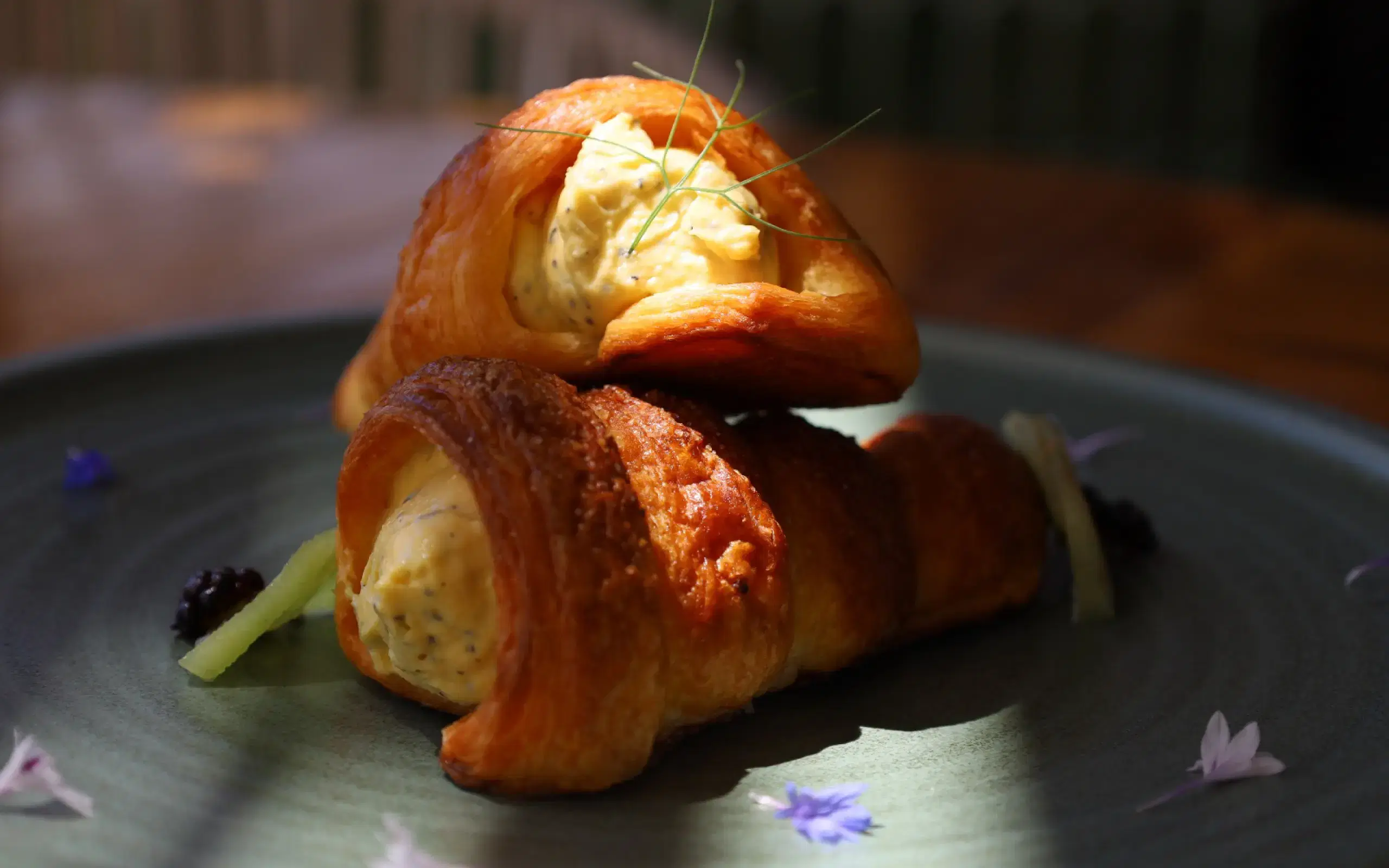 Conos de hojaldre rellenos con crema pastelera