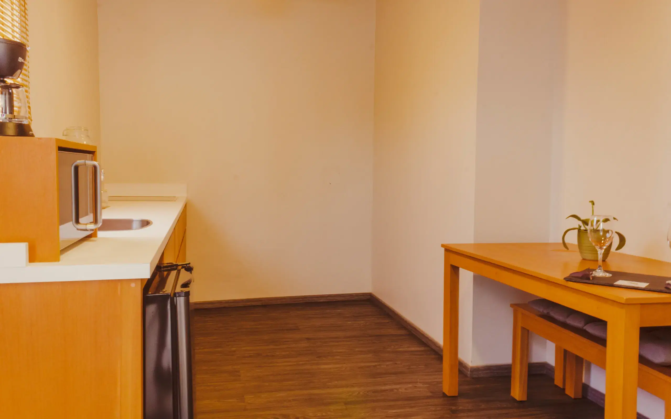 King Suite kitchenette with dining table